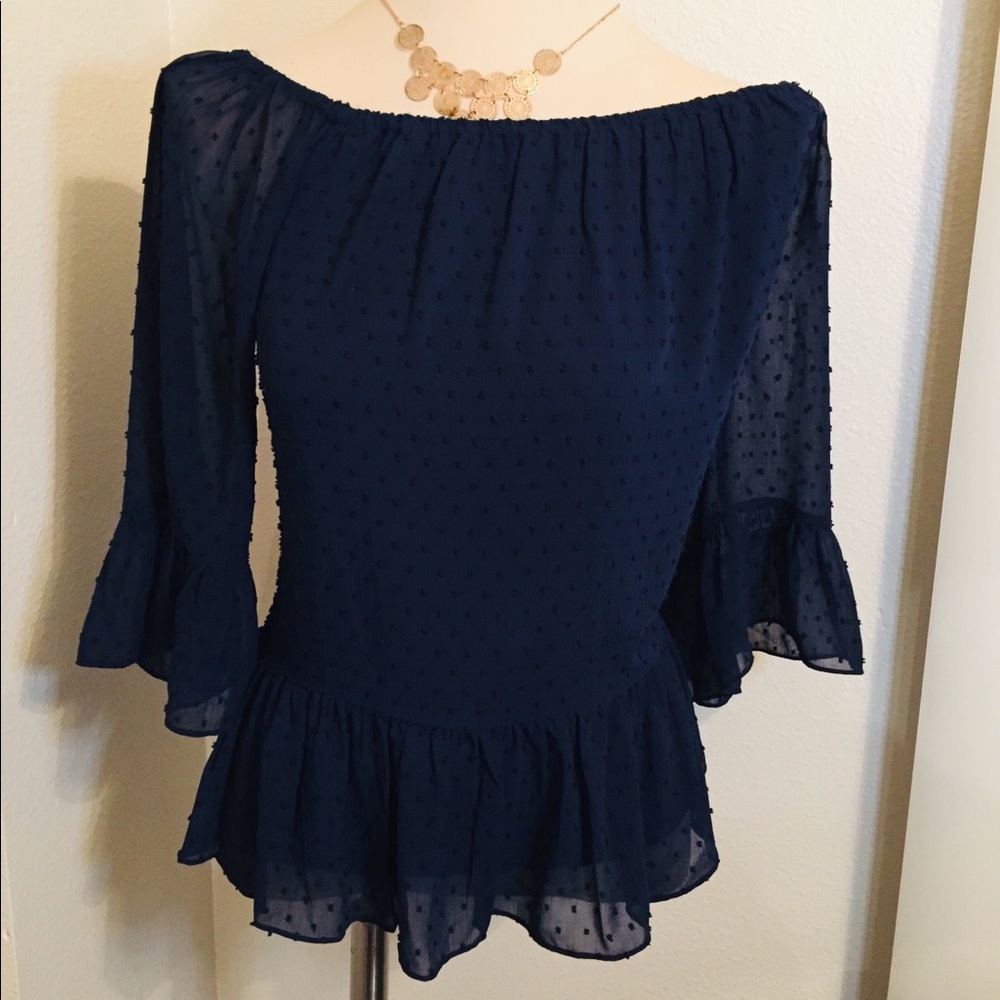 ✌🏽❤️🛍 DR2 Size small off shoulders shirt